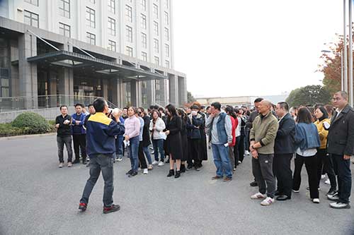 開展應(yīng)急演練? 強(qiáng)化應(yīng)急安全處置能力——上海創(chuàng)力集團(tuán)開展消防演習(xí)活動(圖2) 開展應(yīng)急演練? 強(qiáng)化應(yīng)急安全處置能力——上海創(chuàng)力集團(tuán)開展消防演習(xí)活動(圖2)