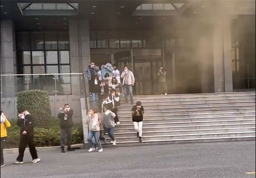 圖片1.jpg 開展應(yīng)急演練? 強(qiáng)化應(yīng)急安全處置能力——上海創(chuàng)力集團(tuán)開展消防演習(xí)活動(圖1)