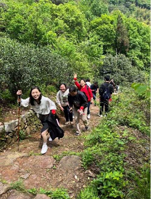 圖片2.jpg 【登山望湖 走進春天】上海創力集團開展2024年山野徒步活動(圖3)