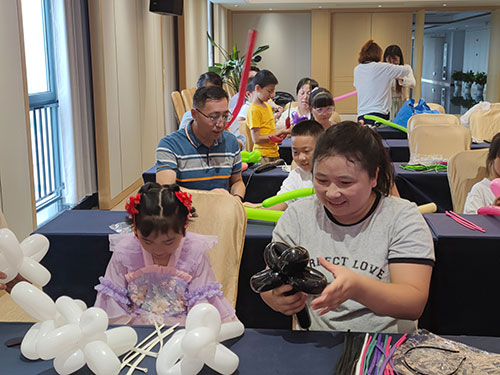 過程4.jpg 【月滿華誕 匠心傳情】創力集團舉辦“團圓慶華誕”親子活動?(圖5)